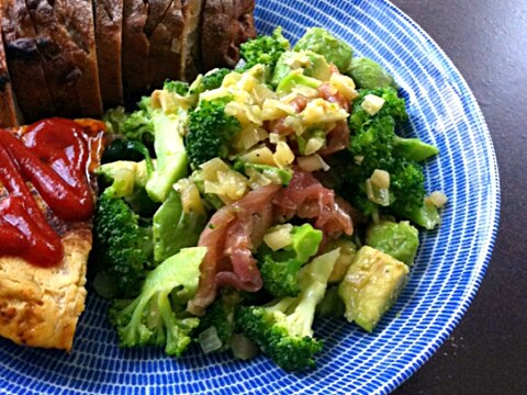 生ハムとブロッコリーとアボカドのらっきょうサラダ